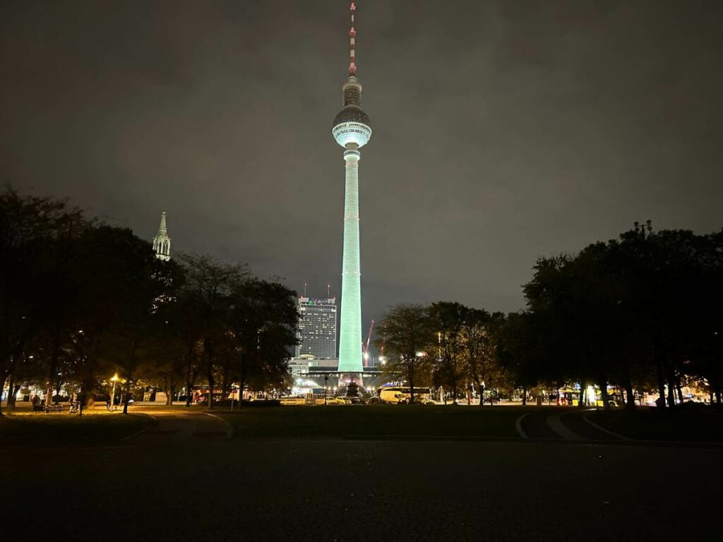 Fernsehturm in Alexanderplatz at night