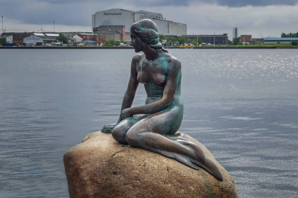 little mermaid statue