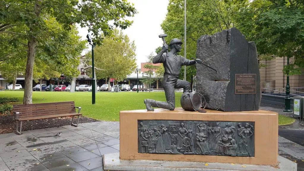 statue of a miner in Bendigo