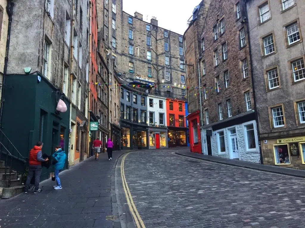 street in edinburgh