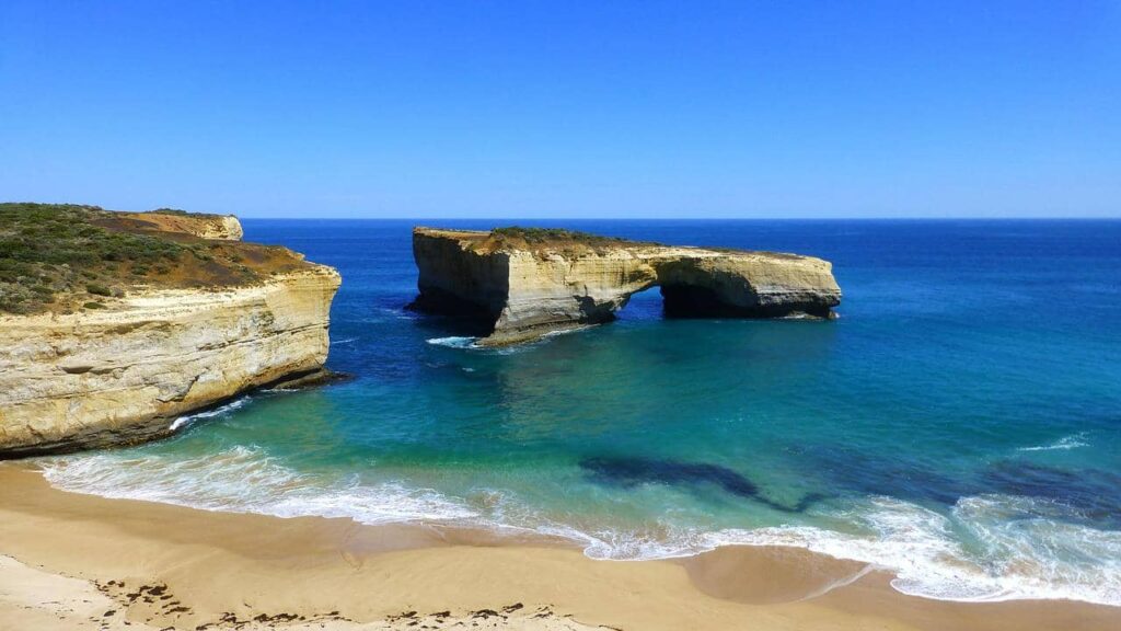 london bridge rock formation on the great ocean road