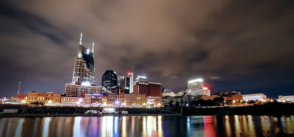 skyline of nashville at night