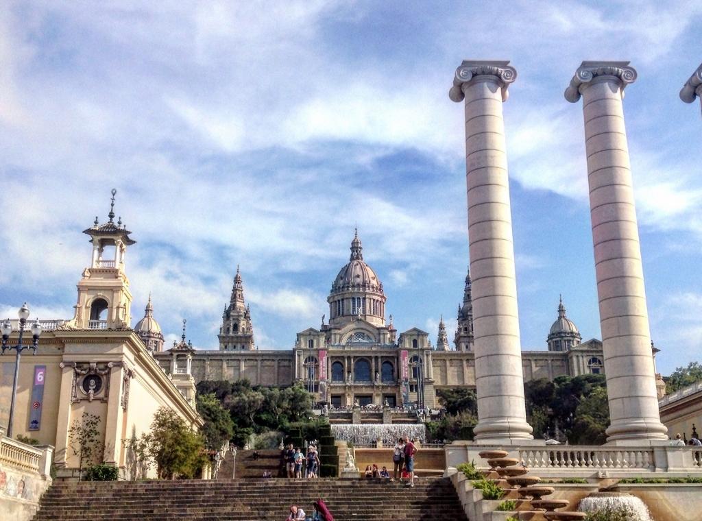 steps up to the Museu Nacional d’Art de Catalunya