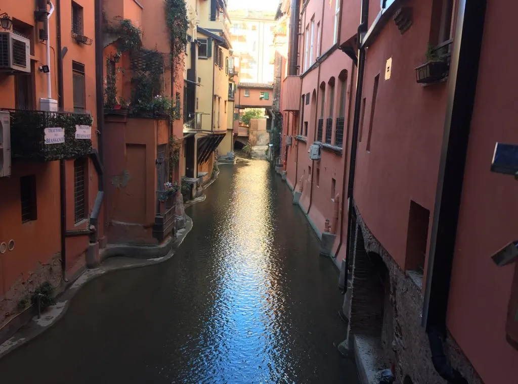 the hidden canal behind the finestrella in Bologna
