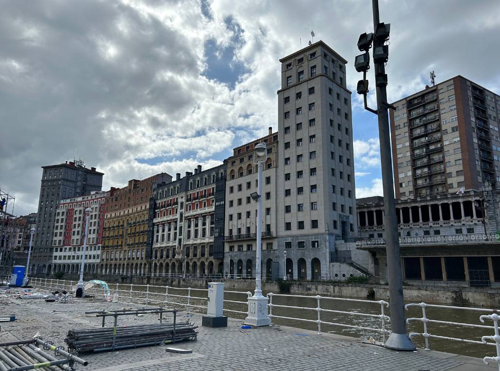 Rascacielos de Bailen with the Nervion River in the background
