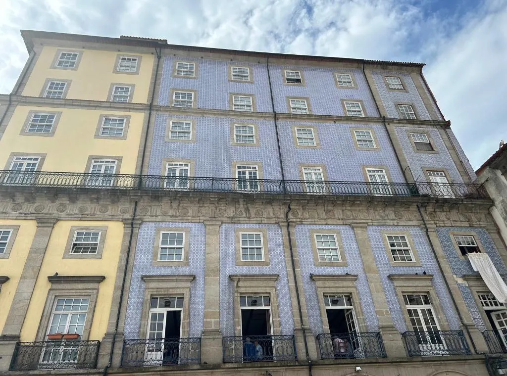 tiled houses in porto with yellow tiles to the left and blue tiles to the right