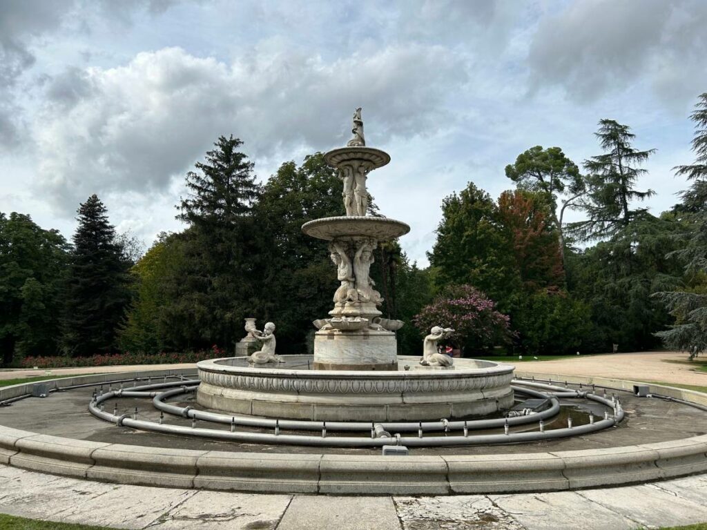 a fountain in the royal palace gardens