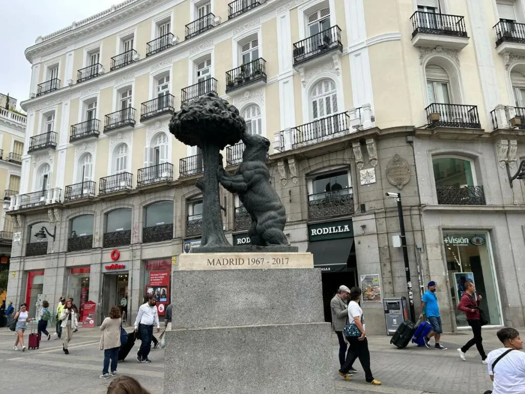 statue of a bear and a strawberry tree in puerta del sol