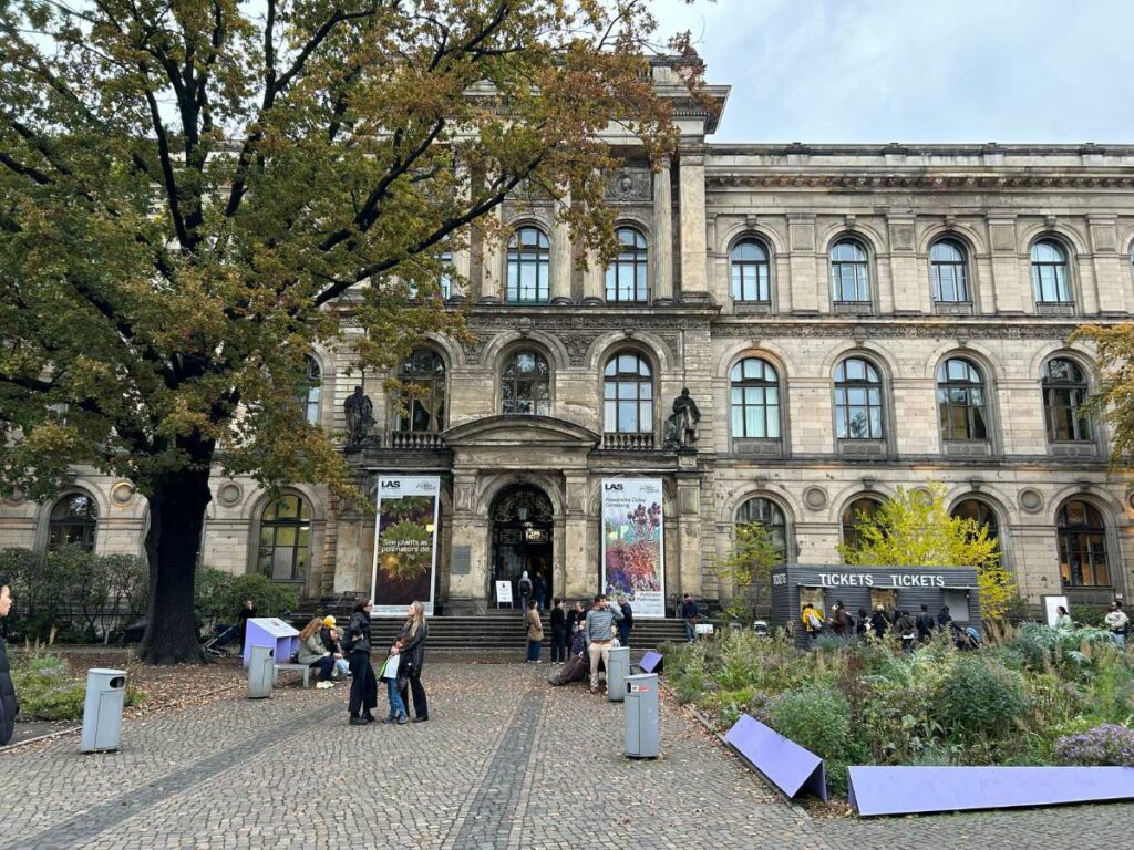 entrance to museum fur naturkunde