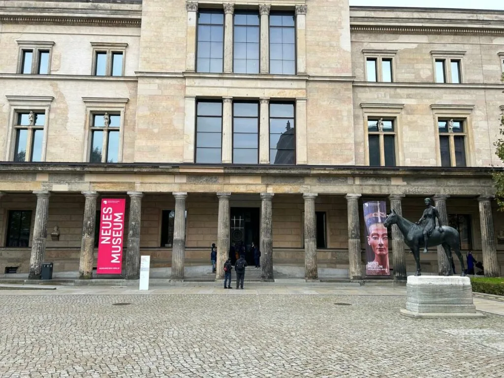 entrance to the Neues Museum