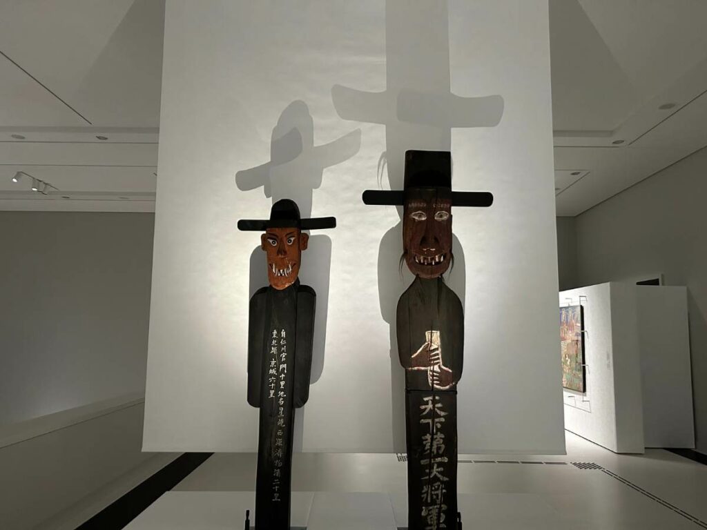 two statues with japanese inscriptions in the Humbolt Forum